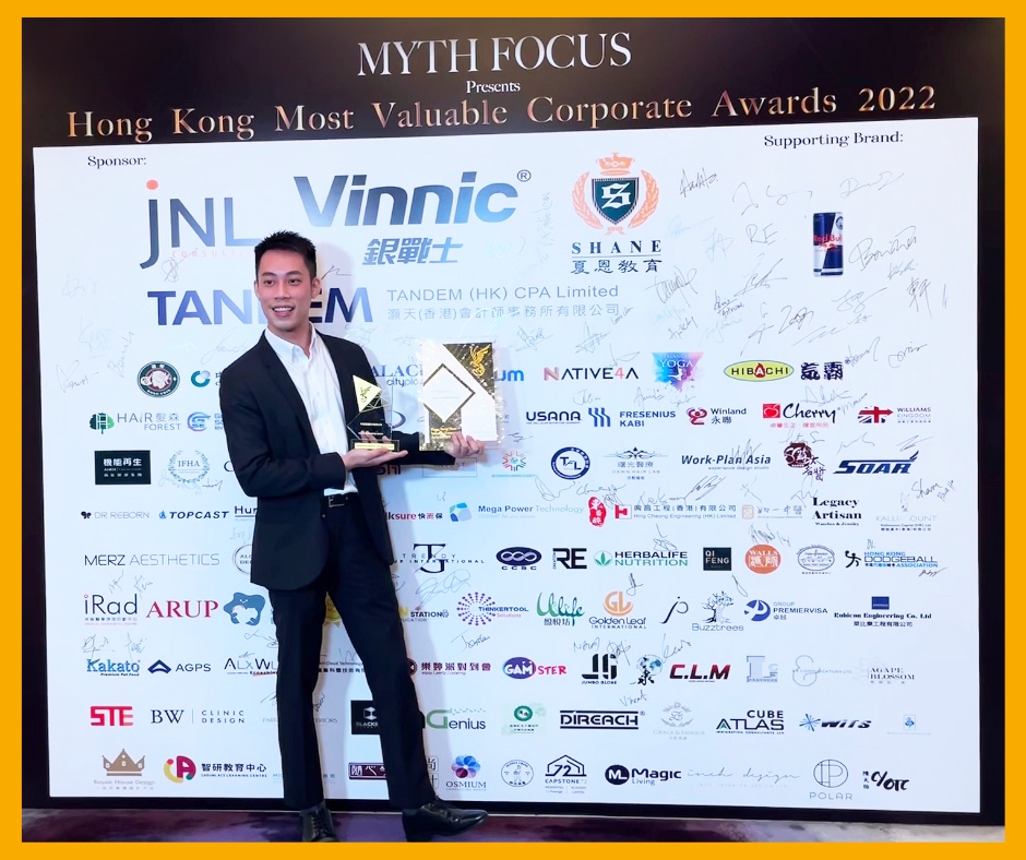 Native4a 代表手持獎座,於 MYTH FOCUS 香港最有價值企業大獎 2022 背板前留影